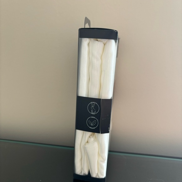 NWT Kitsch Satin Pillowcase - Picture 3 of 4